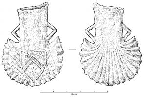 APL-9005 - Ampoule de pèlerinageplombTPQ : 1300 - TAQ : 1500Ampoule coulée en plomb, avec deux anses en triangle de part et d'autre du col et un revers en forme de coquille; la face principale est ornée d'un blason en forme d'écu, sur fond de petits losanges : 
