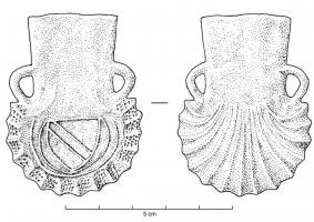 APL-9006 - Ampoule de pèlerinageplombTPQ : 1300 - TAQ : 1500Ampoule coulée en plomb, avec deux anses en triangle de part et d'autre du col et un revers en forme de coquille; la face principale est ornée d'un blason en forme d'écu, sur fond de petits losanges : 