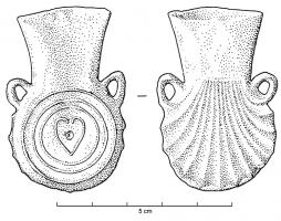 APL-9009 - Ampoule de pèlerinageplombTPQ : 1300 - TAQ : 1500Ampoule coulée en plomb, avec deux anses en triangle de part et d'autre du col et un revers en forme de coquille; la face principale est ornée d'un cœur pointé, entouré de trois cercles concentriques.