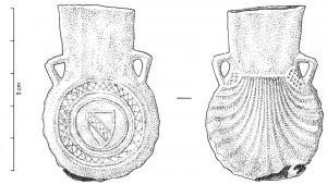 APL-9011 - Ampoule de pèlerinageplombTPQ : 1300 - TAQ : 1500Ampoule coulée en plomb, avec deux anses en triangle de part et d'autre du col et un revers en forme de coquille; la face principale est ornée d'un blason en forme d'écu, barré d'une bande réticulée et entouré de 3 cercles concentriques ; la couronne extérieure est réticulée.