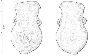 APL-9021 - Ampoule de pèlerinageplombTPQ : 1300 - TAQ : 1500Ampoule coulée en plomb, avec deux anses arrondies de part et d'autre du col ; sur une face, rouelle sous la forme d'une couronne segmentée en quartiers; le revers est lisse.