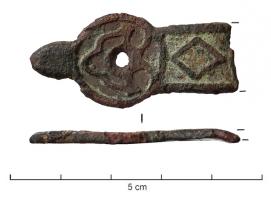 APM-4006 - Applique de meuble émailléebronzePossible extrémité d'applique de meuble (battant de porte ou de couvercle ?) comportant un disque émaillé, percé au centre pour fixation, prolongé d'un côté par un appendice court et de l'autre par une bande plate, également émaillée.
