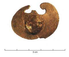 APM-4019 - Applique de meublebronzeApplique de meuble en forme de pelte, ornée d'une face d'enfant joufflu (styles divers) ; revers creux, pointe de fixation coulée avec l'objet.
