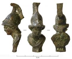APM-4026 - Applique : buste de MinervebronzeApplique en forme de buste en ronde-bosse : tête de Minerve, avec casque corinthien en position relevée, avec un haut cimier qui vient se rattacher à la nuque. La partie inférieure peut être plate au revers, pour fixation par brasure, ou alors percée d'un trou permettant la fixation par un gros clou ou rivet.