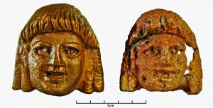 APM-4035 - Applique de meuble: masquecuivreApplique coulée, creuse à l'arrière, en forme de masque masculin de théâtre tragique (?), encadré de deux tresses ou mèches.