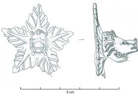 APM-4051 - Applique décorative à tête de sanglierbronzeApplique décorative constituée d'un socle représentant une feuille à cinq branches de laquelle surgit un sanglier bondissant les pattes en avant.