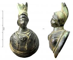 APM-4056 - Applique : buste de MinervebronzeApplique en forme de buste en demi-relief : la tête de Minerve, avec casque corinthien en position relevée, avec un haut cimier, émerge d'une masse arrondie en forme relief, marquée du gorgoneion, avec une base circulaire plate; souvent, pointe de fixation en fer au revers.