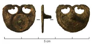 APM-4061 - Applique de meuble : peltebronzeApplique plate, découpée en forme de pelte et parfois au centre un cercle gravé pouvant porter la trace d'un décor rapporté par brasure; pointe de fixation centrée au revers.