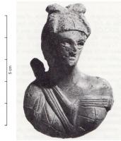 APM-4078 - Applique : buste de DianebronzeBuste dégagé d'une forme irrégulière, mais au pourtour plat pour être fixé par brasure sur un support métallique. Diane avec tunique et carquois, le regard déport sur le côté et les cheveux relevés en deux masses séparées sur le sommet de la tête.