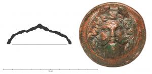 APM-4080 - Applique de meuble : tête d'OceanusbronzeApplique circulaire, creuse au revers mais sans tige de fixation, ni suspension (fixation par brasure sur un support métallique ?). Tête d'Oceanus, cheveux en bataille, barbu, sourcils froncés.