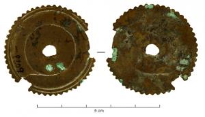 APM-4086 - Applique de meublebronzeApplique circulaire plate, ornée de cercles concentriques et dont la circonférence est entièrement dentelée.