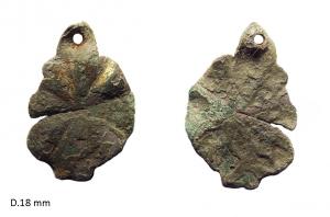 APM-7001 - Applique en bandebronze, ferApplique en bande de section triangulaire ou demi-sphérique ornée de fleurons à rivet central ou décentré. Les tiges peuvent présenter des décors géométriques gravés.