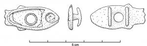 APT-4004 - Applique à tenons en T, type C1bronzeApplique pourvue au revers de 2 tenons en T, normalement guillochés sur la partie extérieure de la barrette ; l'objet est percé transversalement et un anneau retenu par un crampon replié à l'arrière y joue librement. Ce type représente un poisson au corps et à l'œil émaillés.