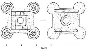 APT-4005 - Applique à tenons en T, type A5bronzeApplique pourvue au revers de 2 tenons en T, normalement guillochés sur la partie extérieure de la barrette ; l'objet est percé transversalement et un anneau retenu par un crampon replié à l'arrière y joue librement. Ce type a la forme d'un carré avec des cercles dans les angles.