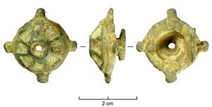 APT-4008 - Applique à tenons en T, type A2bbronzeApplique pourvue au revers de 2 tenons en T, guillochés sur la partie extérieure de la barrette ; l'objet est percé transversalement et un anneau retenu par un crampon replié à l'arrière y joue librement. Ce type a la forme d'un bouton conique dont les flancs sont couverts de loges d'émail.