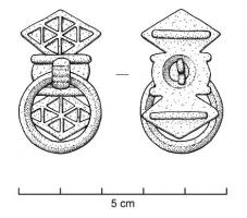 APT-4009 - Applique à tenons en T, type B4bronzeApplique pourvue au revers de 2 tenons en T, normalement guillochés sur la partie extérieure de la barrette ; l'objet est percé transversalement et un anneau retenu par un crampon replié à l'arrière y joue librement. Ce type présente une forme symétrique autour de l'anneau central, avec des extrémités formées de deux appendices losangiques, divisés en loges émaillées triangulaires.
