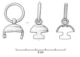 APT-4016 - Applique à tenons en T, type A1bbronzeApplique pourvue au revers de deux tenons en T, et percée transversalement ; au centre, un anneau retenu par un crampon joue librement; type en forme de bosse hémisphérique.