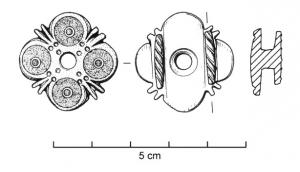 APT-4017 - Applique à tenons en T, type A3bronzeApplique pourvue au revers de 2 tenons en T, normalement guillochés sur la partie extérieure de la barrette ; l'objet est percé transversalement et un anneau retenu par un crampon replié à l'arrière y joue librement. Ce type a la forme d'un carré composé de quatre lobes arrondis séparés par des ergots.