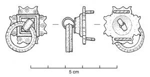 APT-4018 - Applique à tenons en T, type A4bronzeApplique pourvue au revers de 2 tenons en T, normalement guillochés sur la partie extérieure de la barrette ; l'objet est percé transversalement et un anneau retenu par un crampon replié à l'arrière y joue librement. Ce type a la forme d'un carré avec des cercles dans les angles.