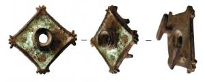 APT-4020 - Applique à tenons en T, type A7bronzeApplique pourvue au revers de deux tenons en T, et percée transversalement ; au centre, un anneau retenu par un crampon joue librement; type en forme de carré ou losange aux côtés légèrement concaves, creusé d'une seule loge d'émail; ergots en fleurons aux quatre angles.