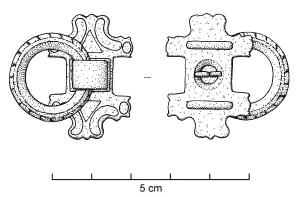 APT-4021 - Applique à tenons en T, type B1bbronzeApplique pourvue au revers de 2 tenons en T, normalement guillochés sur la partie extérieure de la barrette ; l'objet est percé transversalement et un anneau retenu par un crampon replié à l'arrière y joue librement. Ce type présente une forme symétrique autour de l'anneau central, avec des extrémités formées de deux pétales émaillés, autour d'un triangle également émaillé.