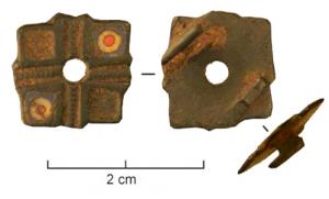 APT-4033 - Applique à tenons en T, type A6bronzeApplique pourvue au revers de 2 tenons en T, souvent guillochés sur la partie extérieure de la barrette ; l'objet est percé transversalement et un anneau retenu par un crampon replié à l'arrière y joue librement. Ce type a la forme d'un carré, divisé en quatre par des lignes de perles définissant 4 quartiers ornés d'émaux polychromes.