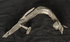 ARJ-4003 - Armature de jouguetferRobuste armature en fer, formant un angle arrondi, avec deux languettes rectilignes, chacune équipée de très robustes clous de fixation pouvant s'adapter sur des coussinets en bois.