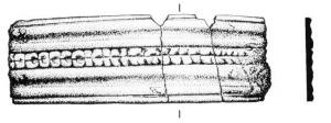 ARM-4002 - ArmillaétainBracelet ouvert, à jonc large et plat, bords parallèles, orné d'un motif longitudinal caractéristique, avec une seule bande centrale, encadrée de filets parallèles.