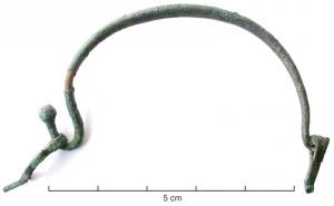 ASC-4007 - Anse de coffretbronzeAnse de coffret filiforme, jonc de section quadrangulaire, cruciforme, lenticulaire ou ronde à peine renflé, aux extrémités repliées pour former des boucles (extrémités bouletées ou non) auxquelles se rattachent des pitons en T, destinés à assurer la fixation sur un support en bois peu épais (couvercle de coffret).