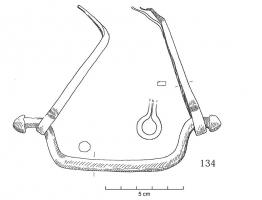 ASC-4010 - Anse de coffretferAnse filiforme, jonc de section carrée ou octogonale à peine renflé, aux extrémités repliées pour former des boucles (extrémités bouletées ou non) auxquelles se rattachent des pitons en T, destinés à assurer la fixation sur un support en bois peu épais (couvercle de coffret).