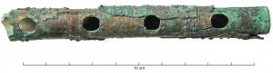 AUL-4001 - Aulos / Tibiabronze, argent, ivoire, osFlûte à corps tubulaire en bronze, percé de trous régulièrement espacés permettant de modifier la longueur de la colonne d'air vibrante ; un dispositif de tubes coulissants fournit un réglage de la justesse de l'instrument.
