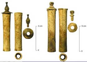 AVL-4001 - Axe de volumenosObjet composite composé de deux tubes alignés, avec à chaque extrémité un disque et un bouton mouluré dont la fiche rejoint peut-être une âme en bois solidarisant l'ensemble.