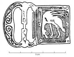BAC-6053 - Boucle à chape émaillée : dragonbronzeTPQ : 1200 - TAQ : 1250Boucle sans doute à double fenêtre, plaque carrée ornée d'émaux champlevés représentant un monstre vers la gauche, la tête posée au sol ; deux rivets de fixation pour la ceinture.