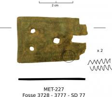 BAC-7032 - Chape rectangulaire inciséebronzeTPQ : 1200 - TAQ : 1400Chape rectangulaire découpée dans une tôle fine, dont le pourtour est incisé de lignes brisées (généralement 