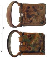 BAC-7038 - Boucle à chape estampée : guerrier et monstrebronzeBoucle en D simple mais avec articulation individualisée par une barre plus fine, avec une chape en tôle estampée repliée vers l'arrière où elle est fixée à la sangle par 4 rivets ; guerrier luttant contre un monstre à tête humaine.