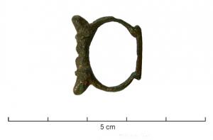 BAC-7054 - Boucle à oreillesbronzeTPQ : 1300 - TAQ : 1400Boucle à chape articulée en tôle (disparue), dont la boucle comporte deux parties parallèles, une barre fine pour l'articulation et une autre en face, élargie pour recevoir la pointe de l'ardillon, et encadrée de deux excroissances, parfois marquées d'un décor incisé.
