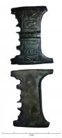 BAC-9043 - Boucle à chape, créneléebronzeTPQ : 1300 - TAQ : 1400Boucle plate, à extrémité crénelée, l'appui de l'ardillon est encadré de deux cartouches marqués des lettres ou des feuilles, une dans chacune, sur fond gaufré: souvent soit A V (n° 2, plus Enlart 1916, vol. III, p. 287, fig. 30), soit V V (image n° 1, n° 3, inv. n° 10).