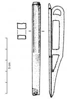 BAF-4005 - Barrette de suspension de fourreau de spathaos ou bois de cerfPlaque allongée et étroite, ménageant sur sa face inférieure deux ou trois ajours fermés (ou un ajour fermé et deux perforations), dont e plus large est destiné à une sangle plate; les deux extrémités sont amincies afin de permettre la ligature de la barrette sur le fourreau.