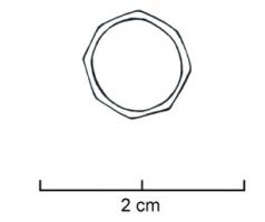 BAG-4022 - Bague octogonale (ou déca- / dodécagonale)orTPQ : 240 - TAQ : 400Bague constituée d'un jonc plat, de largeur égale, simplement facetté en 8 plans lisses et réguliers ou davantage, avec parfois des encoches ou des aplats pour séparer les facettes. Une inscription peut occuper les facettes.
