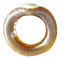 BAG-4026 - Bague en verreverreTPQ : 1 - TAQ : 400Bague entièrement en verre, jonc le plus souvent en verre jaune translucide uni, le chaton également en verre rapporté (fréquemment bleu cerclé de jaune opaque, ou rouge cerclé de jaune).