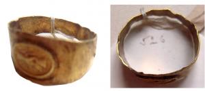 BAG-4046 - Bague à chaton estampéorTPQ : 100 - TAQ : 300Bague rubannée, qui s'élargit progressivement pour laisser la place à un chaton estampé, dont le motif est généralement inscrit dans un ovale ou un rectangle : divinité, buste, mains jointes...