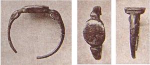 BAG-4056 - Bague à épaulements serpentiformesargentTPQ : 200 - TAQ : 300Bague à anneau étroit, chaton ovale large encadré par deux têtes de serpent affrontées.
