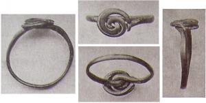 BAG-4058 - Bague à spiraleargentTPQ : 1 - TAQ : 100Bague filiforme, à extrémités généralement enroulées sur le jonc autour d'un chaton en forme de spirale.