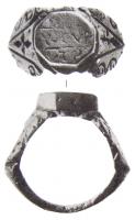 BAG-4068 - Bague à intaille à épaulementsorTPQ : 200 - TAQ : 300Bague à chaton ovale rapporté, avec intaille ; de part et d'autre, au départ du jonc, larges épaulements renflés, formant deux crosses symétriques.