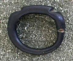 BAG-4104 - Bague à chatonjaisTPQ : 150 - TAQ : 400Simple anneau, légèrement renflé vers le sommet, à chaton plat (éventuellement dégagé par deux encoches latérales, voire en relief). Formes variées, avec rarement un décor incisé de part et d'autre du chaton.