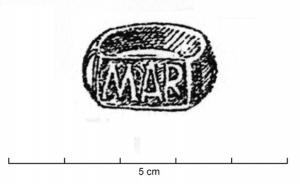 BAG-4122 - Bague inscritebronzeTPQ : 1 - TAQ : 300Bague à jonc large, interrompu par un chaton plat et rectangulaire, non débordant, montrant dans un cadre trois initiales en lettres non rétrogrades.