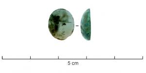 BAG-4162 - Chaton de bagueverreTPQ : 1 - TAQ : 200Chaton constitué d'une petite pastille de verre naturel (vert translucide), avec une base parfaitement lisse et un profil aplati, comportant sur le pourtour un angle vif.
