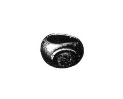 BAG-4167 - Bague à intailleargentTPQ : 150 - TAQ : 300Bague à jonc lisse et plat, s'élargissant sur les côtés pour englober un chaton constitué d'une intalle sertie dans l'épaisseur du jonc.