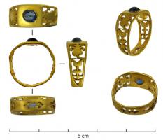 BAG-4168 - Bague à épaulements ajourésor, pierreBague à jonc rubanné, ajouré sur les deux côtés et sur la face inférieure de motifs d'inspiration végétale; un cabochon (généralement ovale, éventuellement rectangulaire) est serti dans l'épaisseur du chaton plat. En profil, l'anneau peut être plus ou moins nettement facetté.