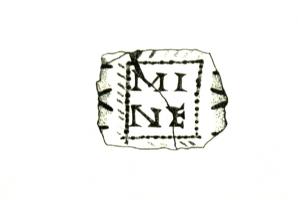 BAG-4178 - Bague inscriteargentTPQ : 200 - TAQ : 300Bague à jonc plat, mince, chaton élargi portant une inscription incisée en lettres non rétrogrades, souvent inscrite dans un cadre également incisé.